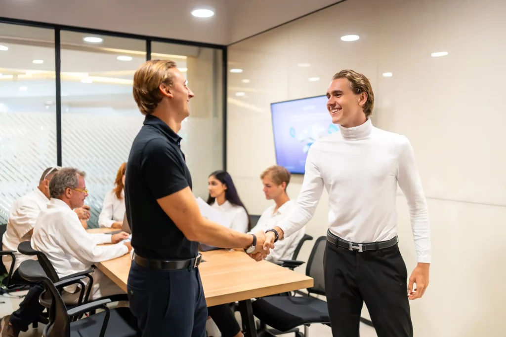 Jesse und Noah Geschääftsführung Handshake